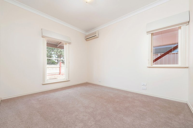 Photo - 2 Heathwood Close, Craigieburn VIC 3064 - Image 5