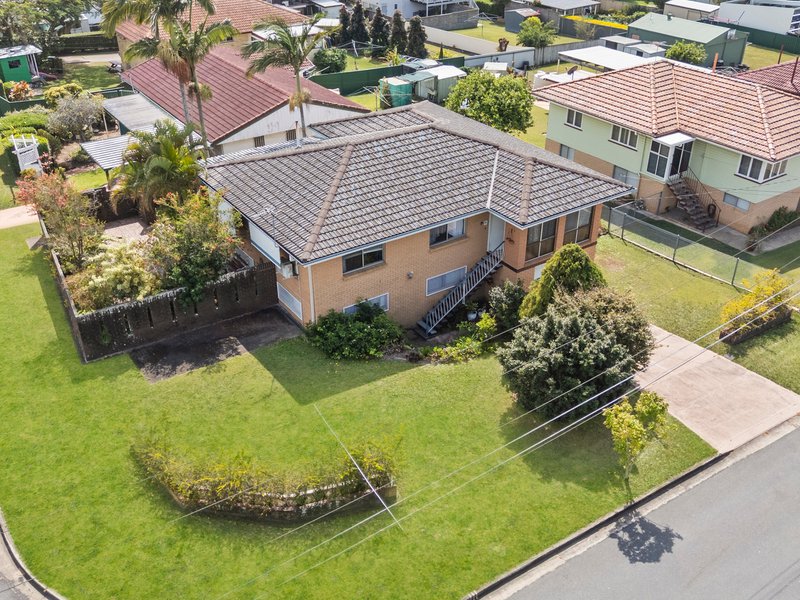 Photo - 2 Hellyer Street, Wynnum West QLD 4178 - Image 1