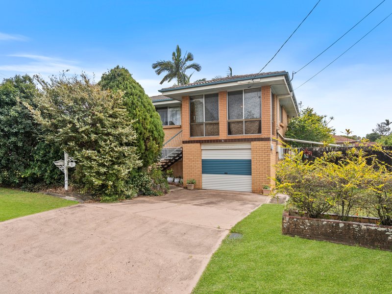 Photo - 2 Hellyer Street, Wynnum West QLD 4178 - Image 2