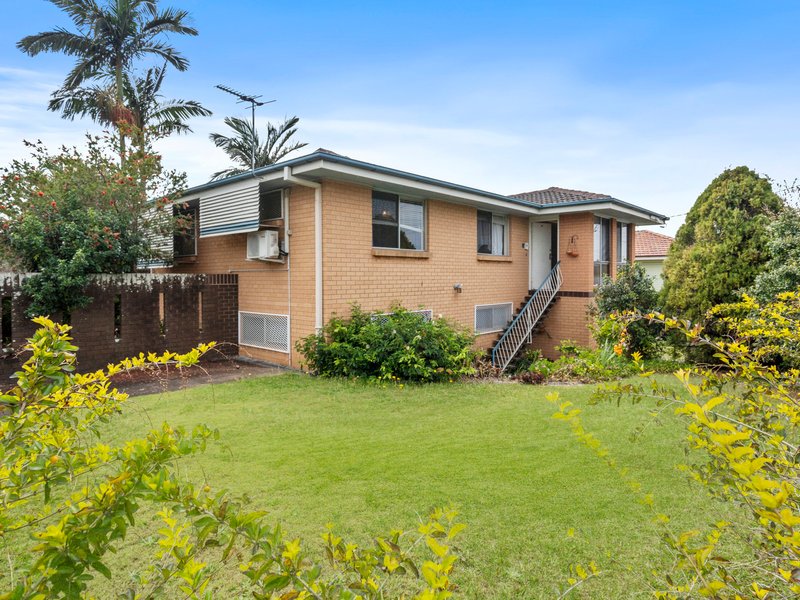 Photo - 2 Hellyer Street, Wynnum West QLD 4178 - Image 3