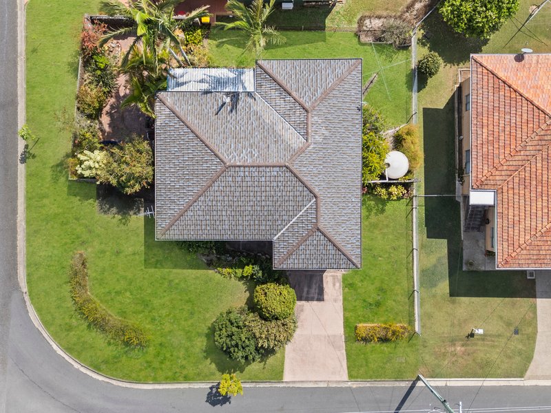 Photo - 2 Hellyer Street, Wynnum West QLD 4178 - Image 4