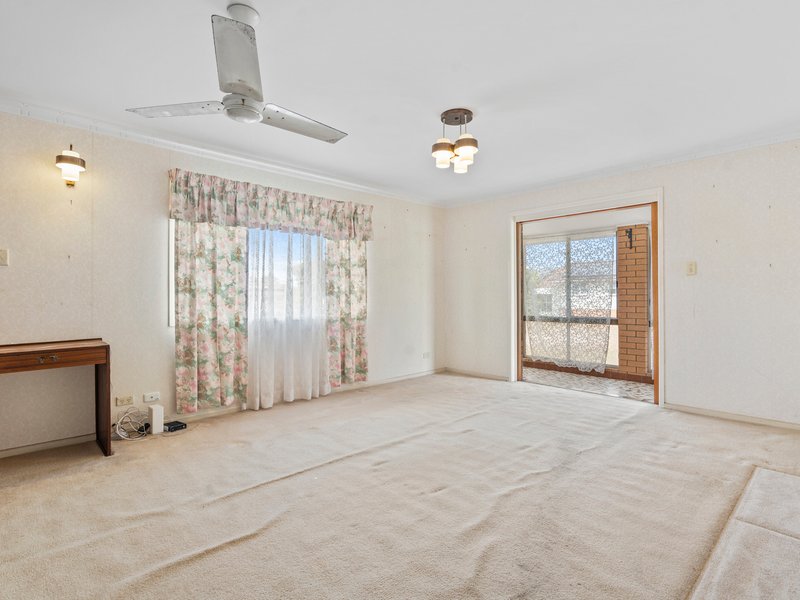 Photo - 2 Hellyer Street, Wynnum West QLD 4178 - Image 9