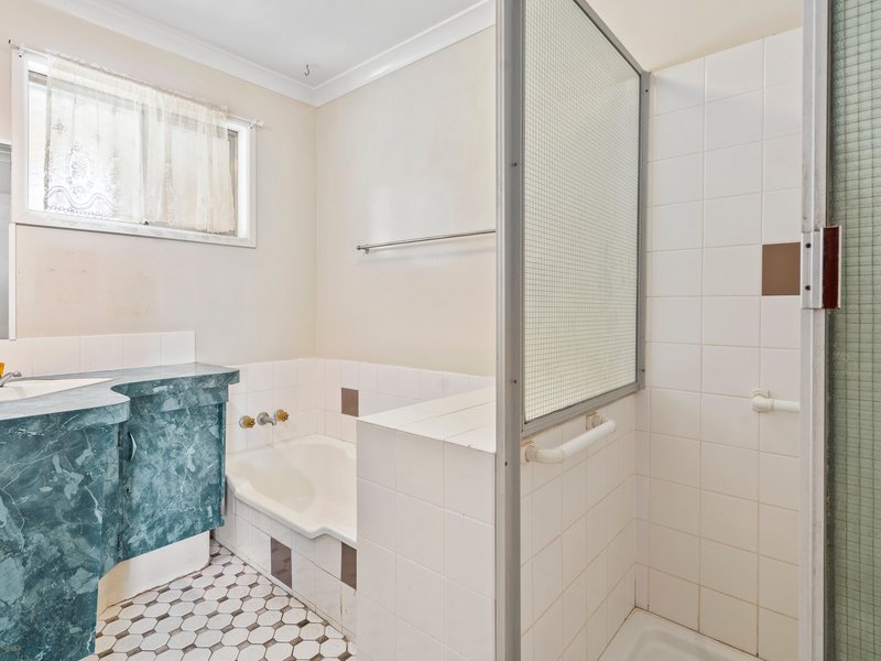 Photo - 2 Hellyer Street, Wynnum West QLD 4178 - Image 13