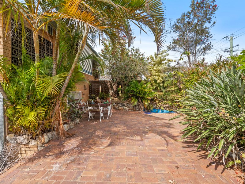 Photo - 2 Hellyer Street, Wynnum West QLD 4178 - Image 17