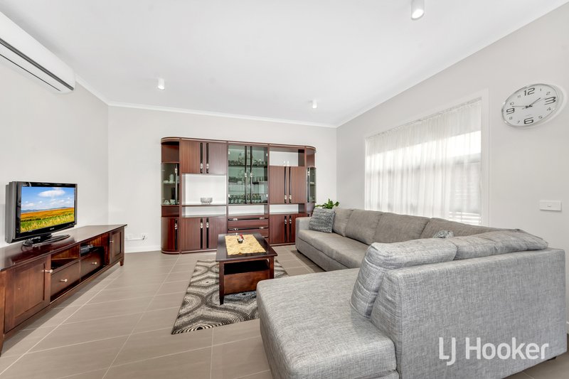 Photo - 2 Hinterland Close, Lynbrook VIC 3975 - Image 3