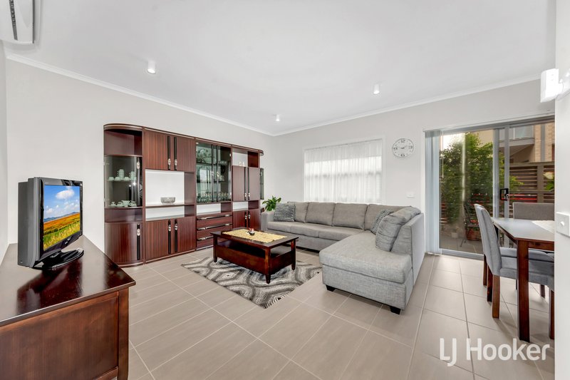 Photo - 2 Hinterland Close, Lynbrook VIC 3975 - Image 4