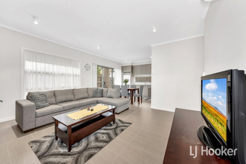 Photo - 2 Hinterland Close, Lynbrook VIC 3975 - Image 5