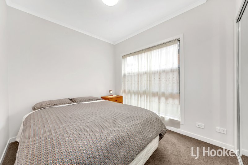 Photo - 2 Hinterland Close, Lynbrook VIC 3975 - Image 12