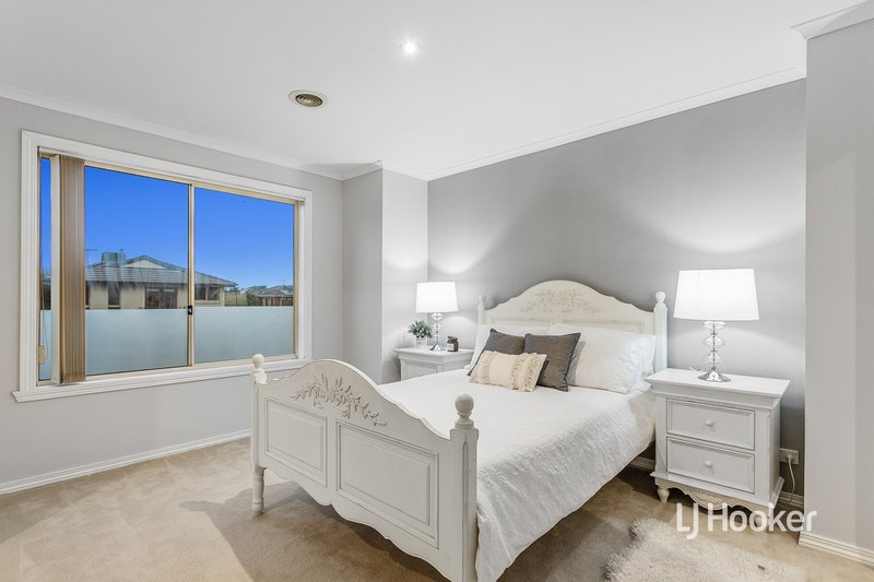 Photo - 2 Hopetoun Court, Altona Meadows VIC 3028 - Image 10