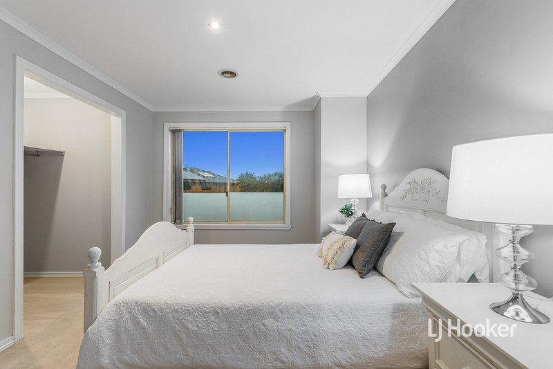 Photo - 2 Hopetoun Court, Altona Meadows VIC 3028 - Image 11