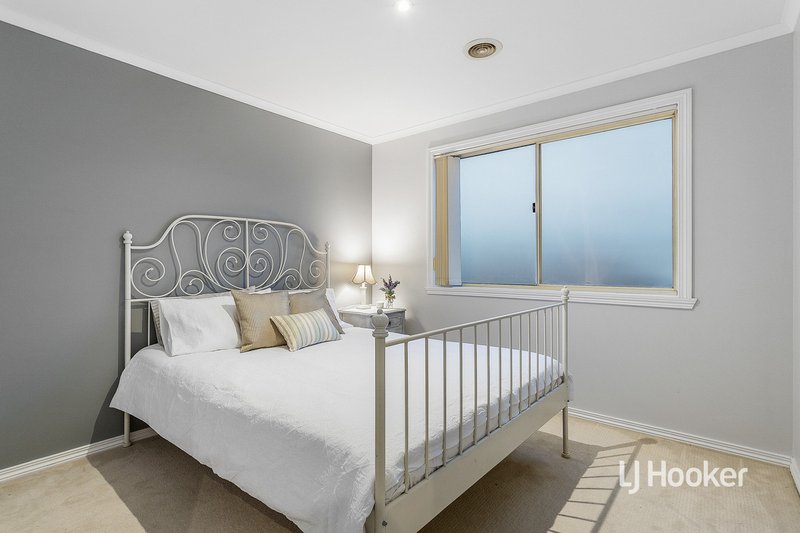 Photo - 2 Hopetoun Court, Altona Meadows VIC 3028 - Image 14