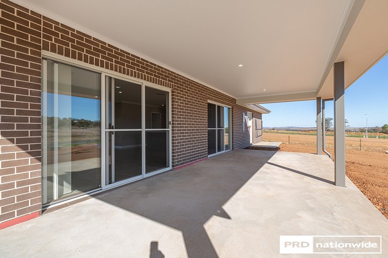 Photo - 2 Hotson Drive, Tamworth NSW 2340 - Image 18