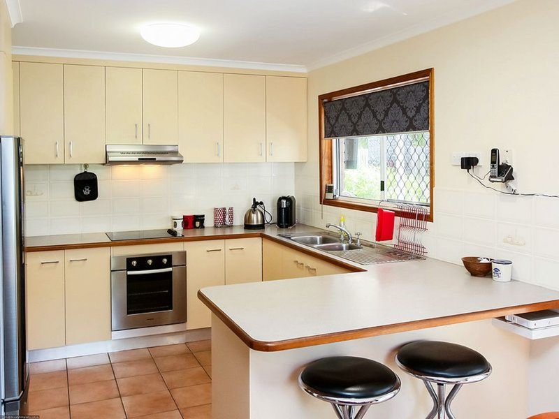 Photo - 2 Howlett Street, Urangan QLD 4655 - Image 3