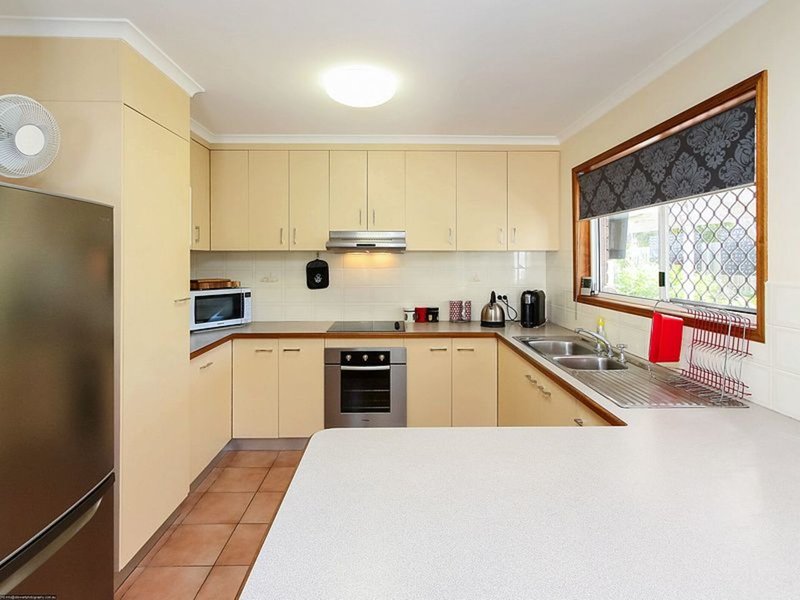 Photo - 2 Howlett Street, Urangan QLD 4655 - Image 10