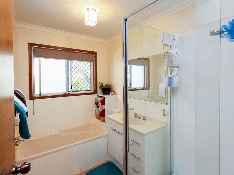 Photo - 2 Howlett Street, Urangan QLD 4655 - Image 16