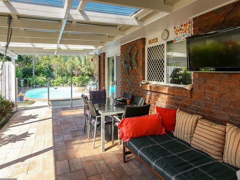 Photo - 2 Howlett Street, Urangan QLD 4655 - Image 18