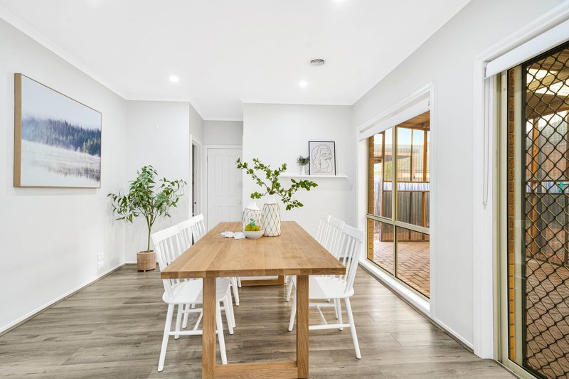 Photo - 2 Hummingbird Place, South Morang VIC 3752 - Image 5