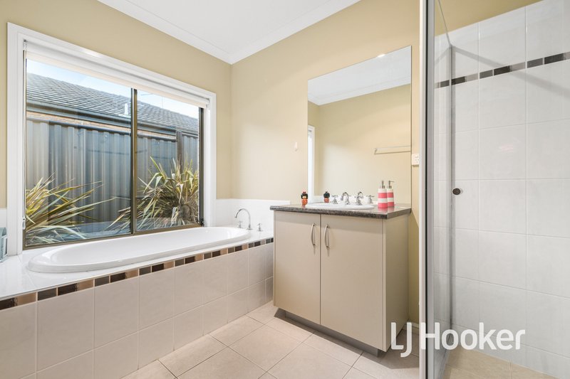 Photo - 2 Huron Parkway, Pakenham VIC 3810 - Image 13