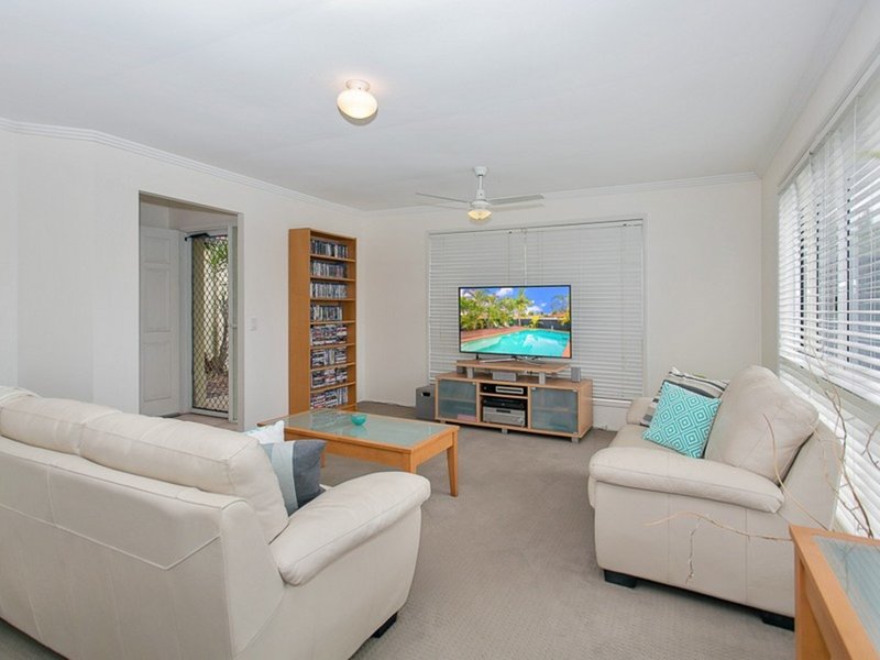 Photo - 2 Ilminster Crescent, Mudgeeraba QLD 4213 - Image 5