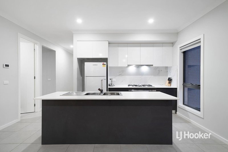 Photo - 2 Irvine Avenue, Strathtulloh VIC 3338 - Image 3