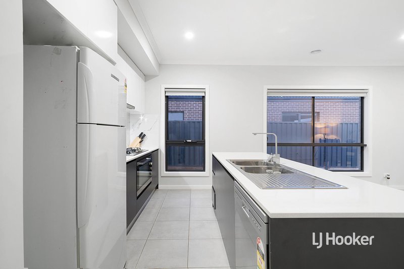 Photo - 2 Irvine Avenue, Strathtulloh VIC 3338 - Image 4