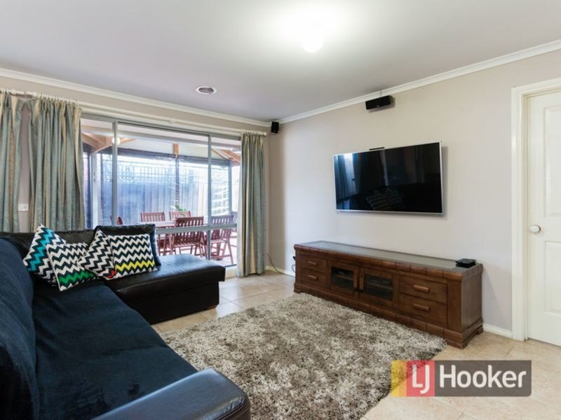 Photo - 2 Isaac Court, Cranbourne West VIC 3977 - Image 6