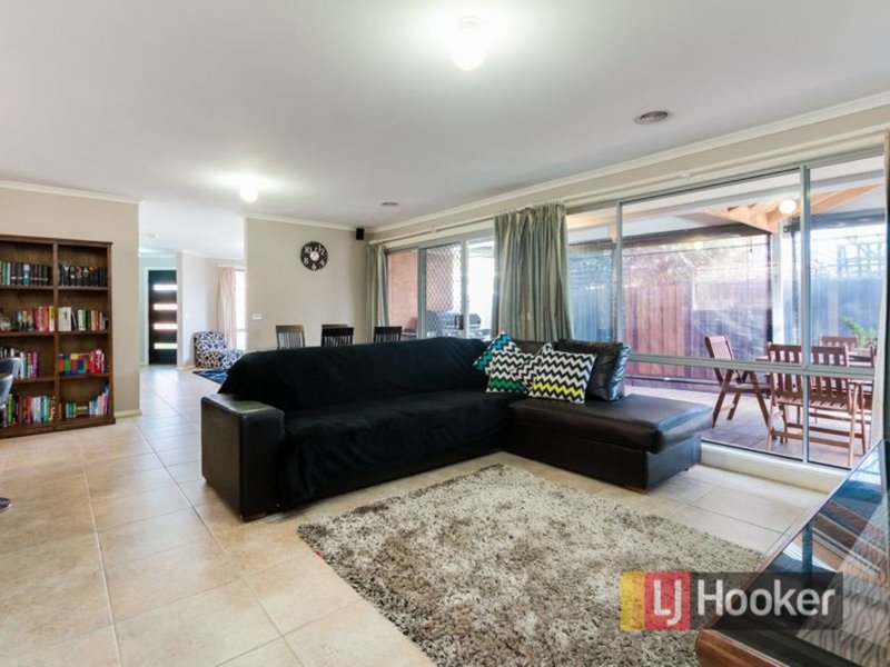 Photo - 2 Isaac Court, Cranbourne West VIC 3977 - Image 7