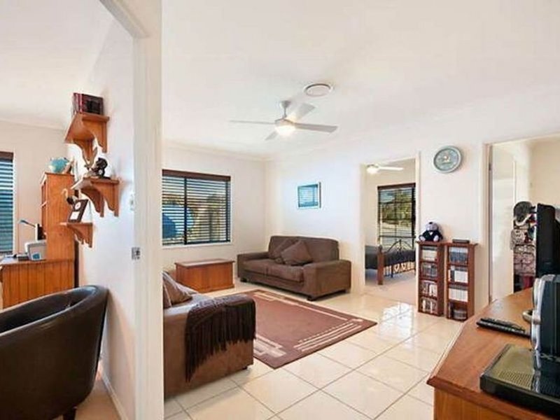 Photo - 2 Kalbarri Court, North Lakes QLD 4509 - Image 4