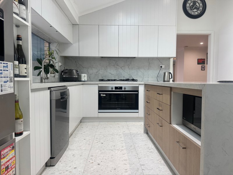 Photo - 2 Kedron Place, St Johns Park NSW 2176 - Image 2