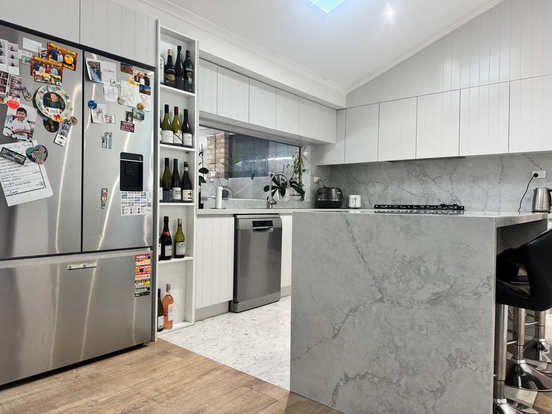 Photo - 2 Kedron Place, St Johns Park NSW 2176 - Image 4