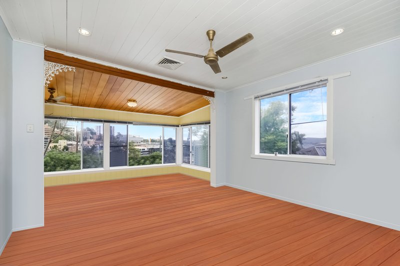 Photo - 2 Kendall Street, Gosford NSW 2250 - Image 9