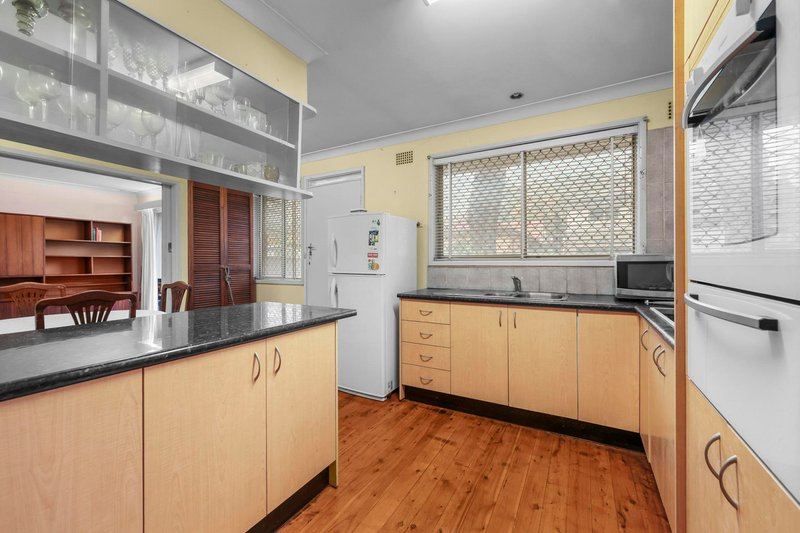 Photo - 2 Kerrie Crescent, Peakhurst NSW 2210 - Image 4