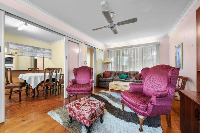 Photo - 2 Kerrie Crescent, Peakhurst NSW 2210 - Image 5