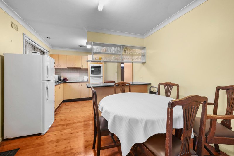 Photo - 2 Kerrie Crescent, Peakhurst NSW 2210 - Image 6