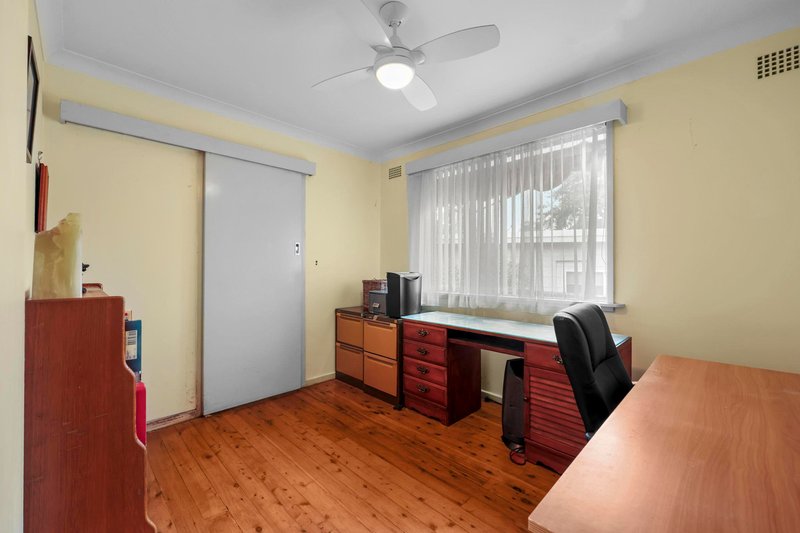 Photo - 2 Kerrie Crescent, Peakhurst NSW 2210 - Image 9