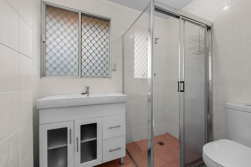 Photo - 2 Kerrie Crescent, Peakhurst NSW 2210 - Image 12