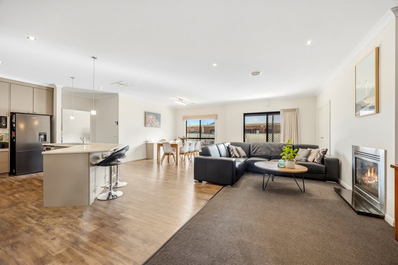 Photo - 2 Kims Close, Ararat VIC 3377 - Image 2