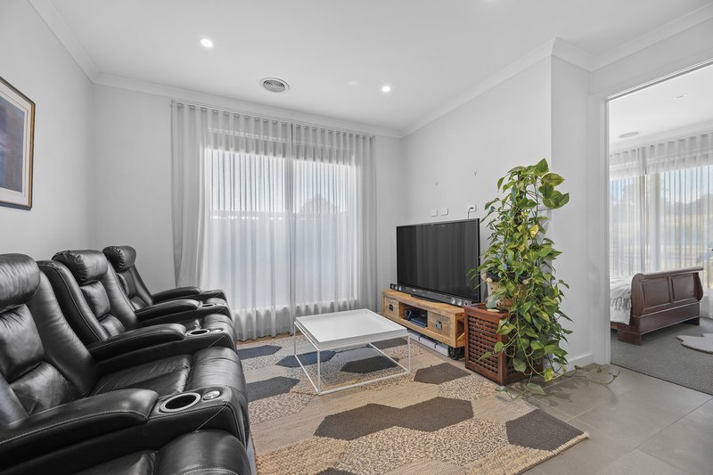 Photo - 2 King Parrot Boulevard, Drouin VIC 3818 - Image 5