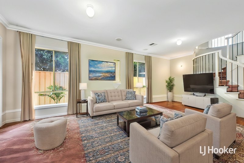 Photo - 2 Kingsley Court, Lynbrook VIC 3975 - Image 2