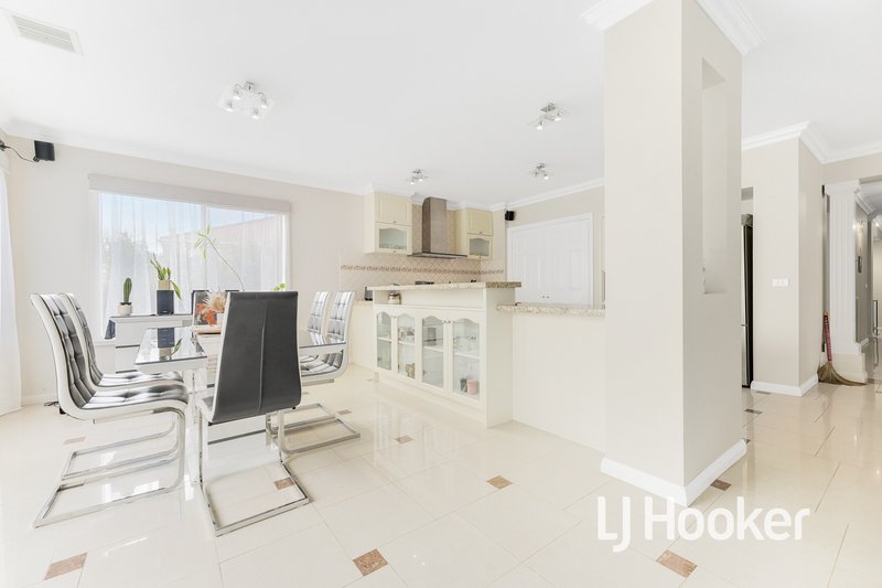 Photo - 2 Kingsley Court, Lynbrook VIC 3975 - Image 5