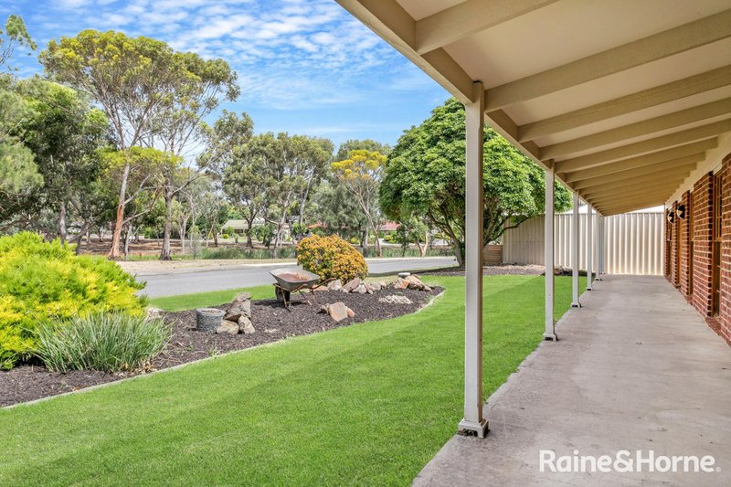 Photo - 2 Leonore Close, Reynella East SA 5161 - Image 2