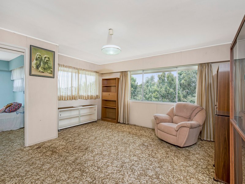 Photo - 2 Lewana Street, Mansfield QLD 4122 - Image 6