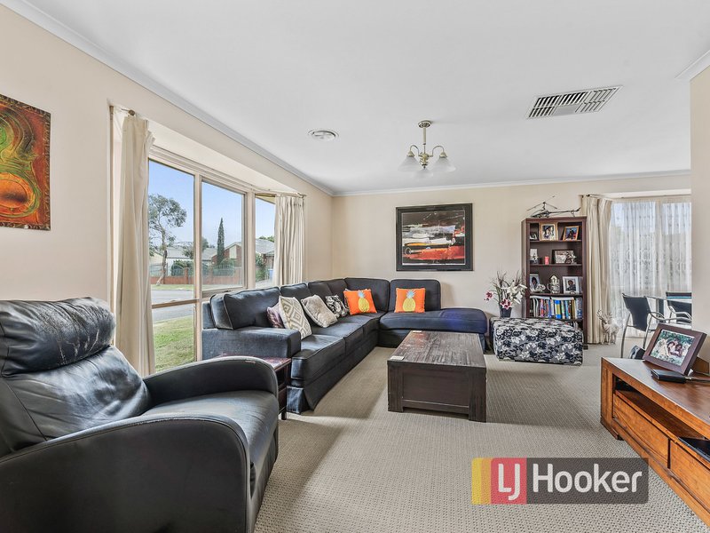 Photo - 2 Lindenow Court, Cranbourne North VIC 3977 - Image 2