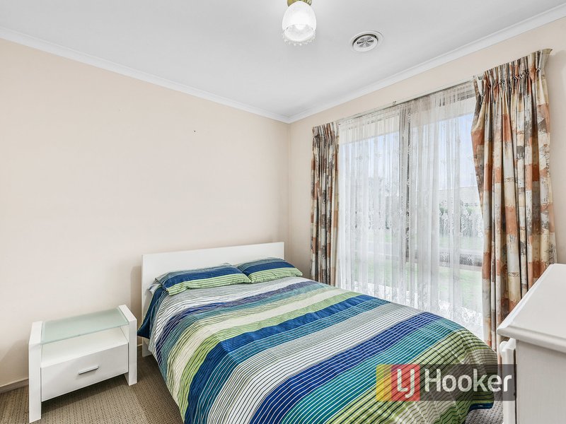 Photo - 2 Lindenow Court, Cranbourne North VIC 3977 - Image 9