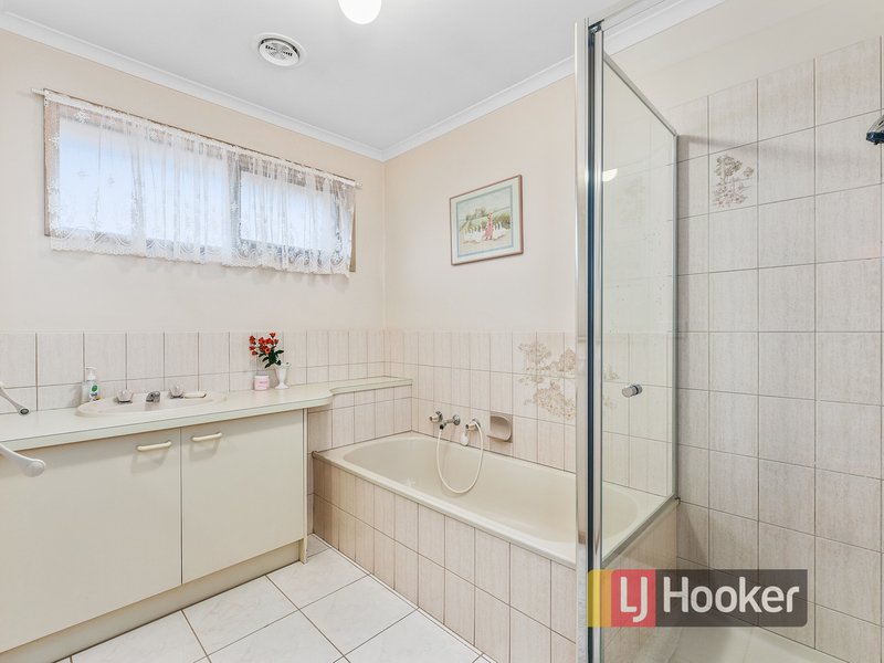 Photo - 2 Lindenow Court, Cranbourne North VIC 3977 - Image 11