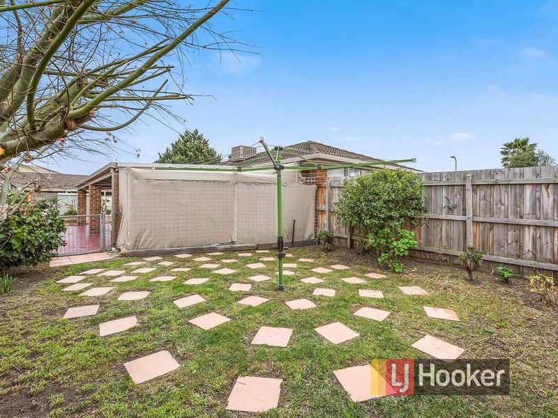 Photo - 2 Lindenow Court, Cranbourne North VIC 3977 - Image 14