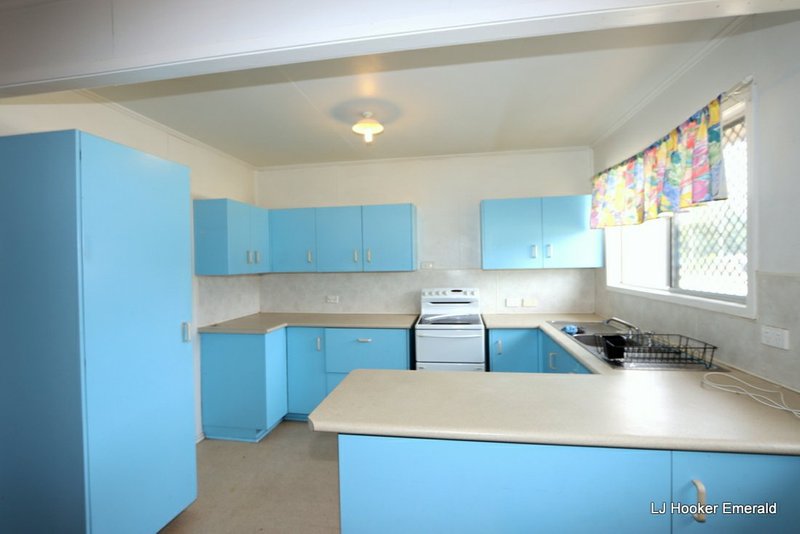 Photo - 2 Loch Street, Emerald QLD 4720 - Image 3