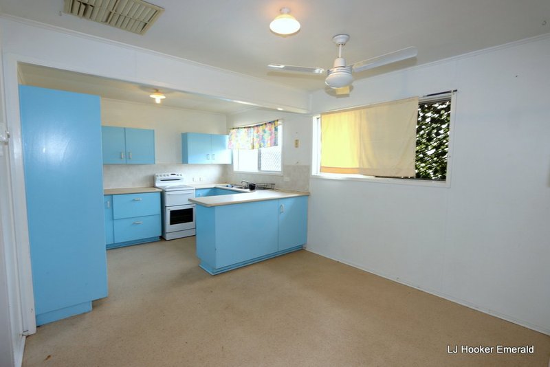 Photo - 2 Loch Street, Emerald QLD 4720 - Image 5