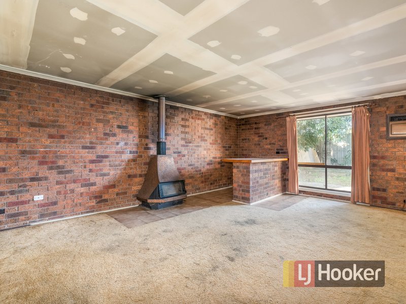 Photo - 2 Lonsdale Crescent, Cranbourne North VIC 3977 - Image 4