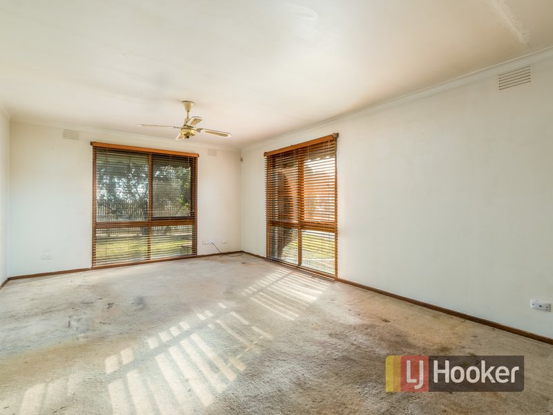 Photo - 2 Lonsdale Crescent, Cranbourne North VIC 3977 - Image 5